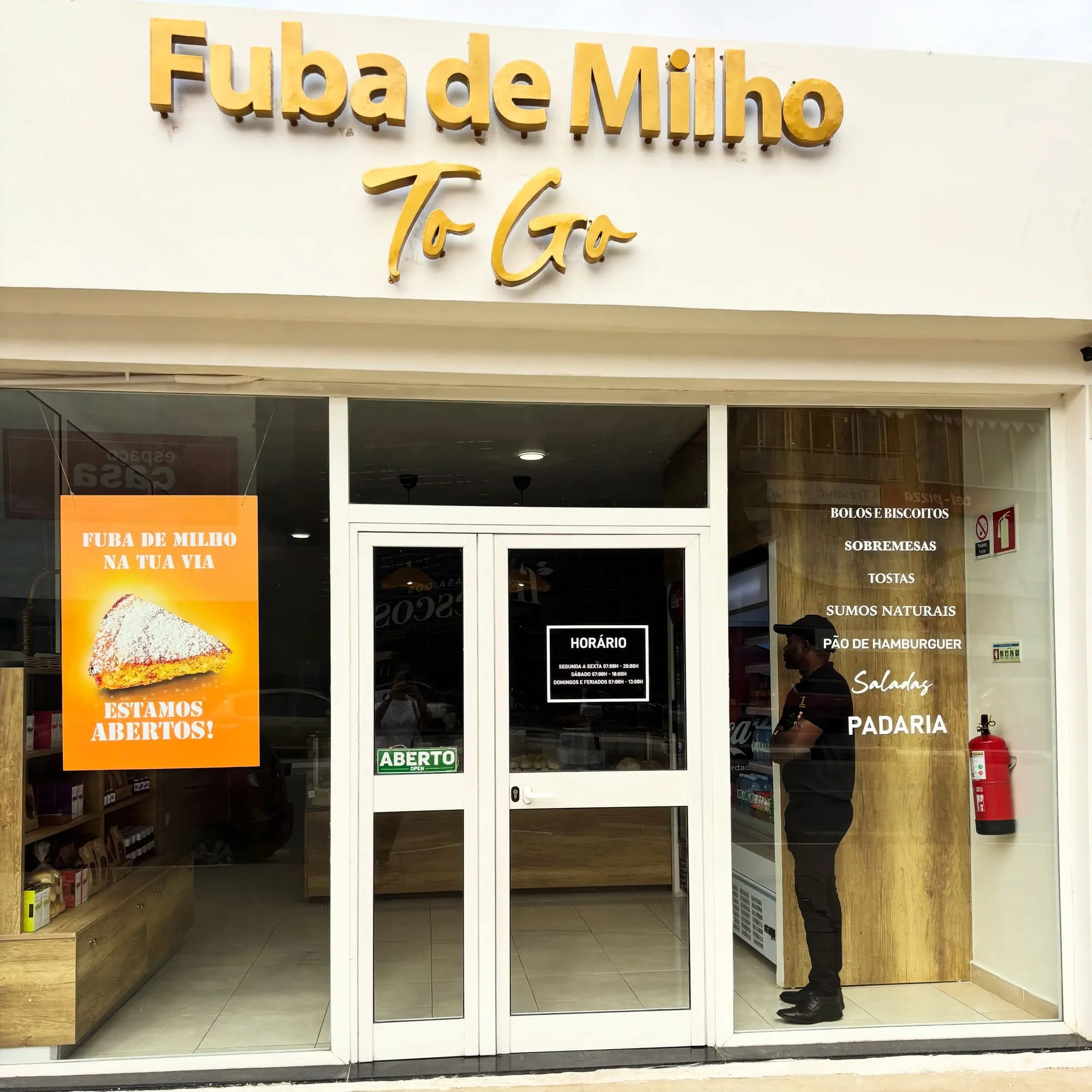 Fachada do Fuba de Milho To Go no dia da abertura, com a montra de bolos, sobremesas, tostas e padaria