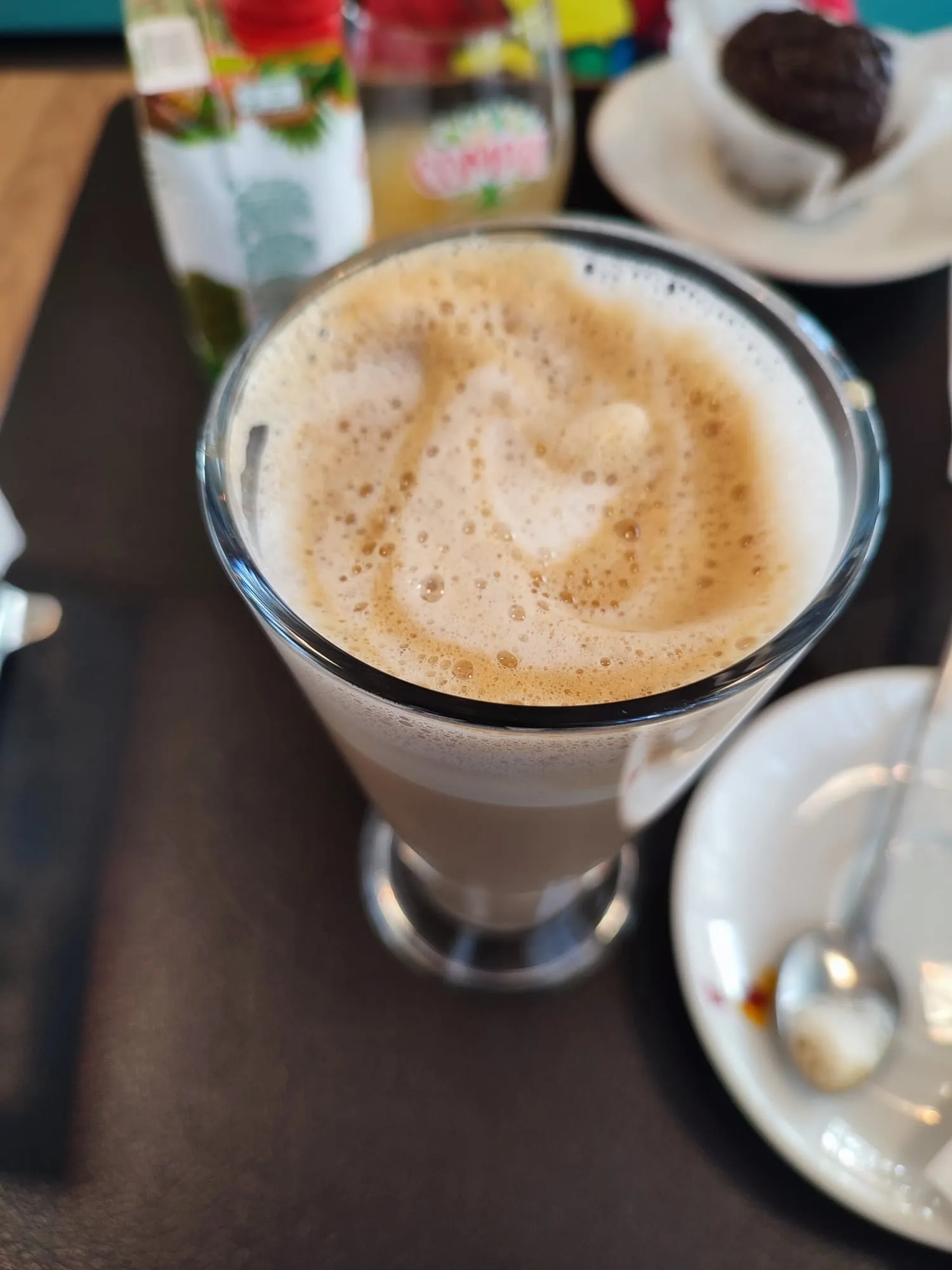 Galão com latte art num copo alto