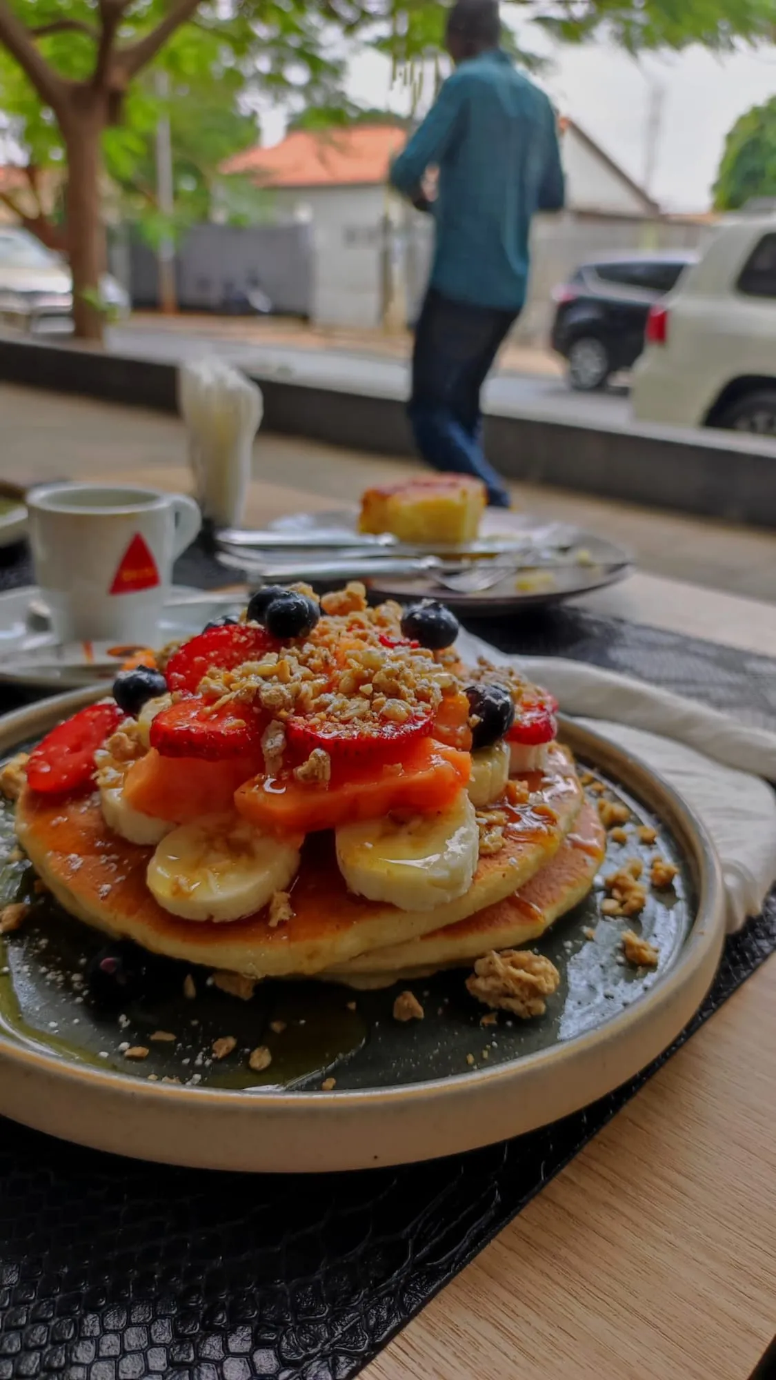 Panquecas com morango, banana, mirtilos e granola