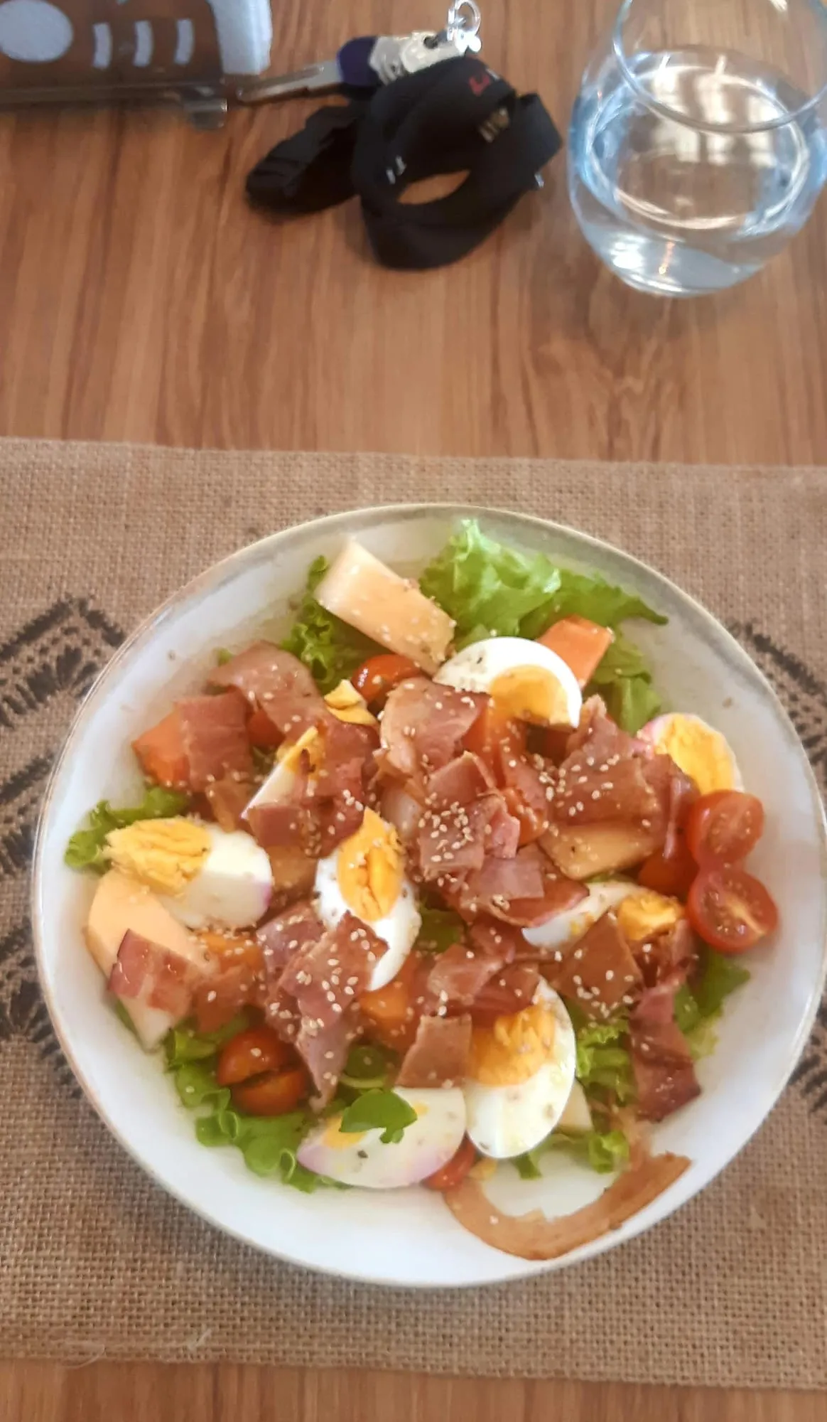 Salada com presunto, ovo cozido, tomate cherry e sementes de sésamo